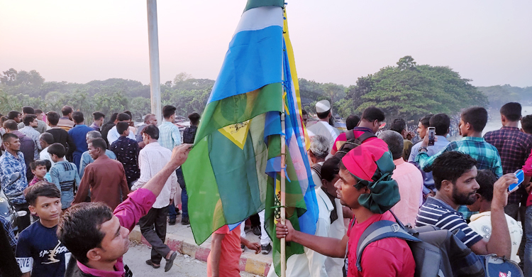 ফরিদপুরে চলছে পতাকা বিক্রির হিড়িক