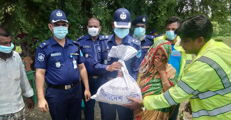 দুর্গম চরাঞ্চলের বন্যার্তদের পাশে ফরিদপুরের পুলিশ সুপার