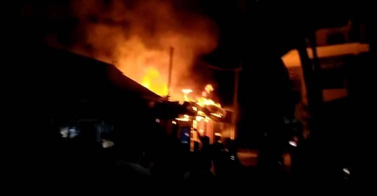 ফরিদপুরে আগুনে ৮ দোকান পুড়ে ছাই, ৩ কোটি টাকার ক্ষয়ক্ষতি