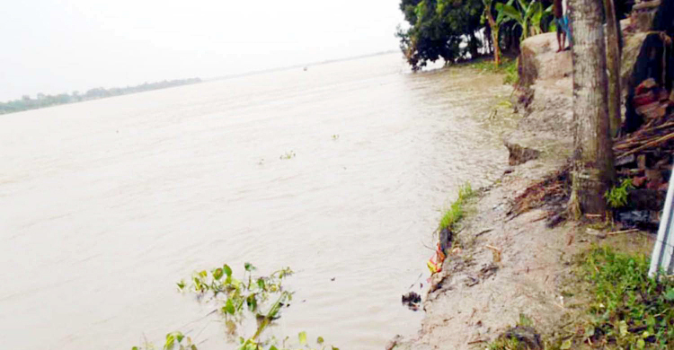 ‘ভাঙনের ভয়ে রাতে ঘুমাতে পারি না, স্বামী-সন্তান নিয়ে জেগে থাকি’