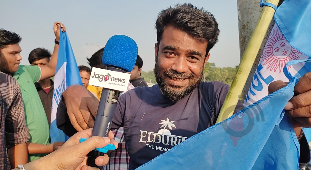 ফরিদপুরে চলছে পতাকা বিক্রির হিড়িক