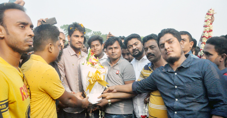 ফরিদপুরে জাতীয় দলের ক্রিকেটার নাঈম শেখকে সংবর্ধনা