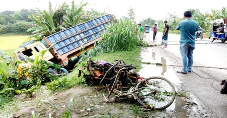 ফরিদপুরে ৪ মোটরসাইকেল আরোহী নিহত