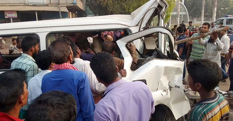 ট্রাকচাপায় মাইক্রোবাসের ছয় যাত্রী নিহত