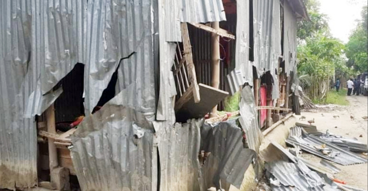 আধিপত্য বিস্তারে প্রতিপক্ষের ৩০ বসতঘরে ভাঙচুর-লুটপাট