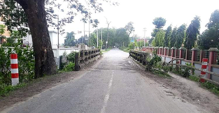 কালভার্টটি সড়কে না থাকাই ‘মঙ্গল’ মনে করছেন স্থানীয়রা