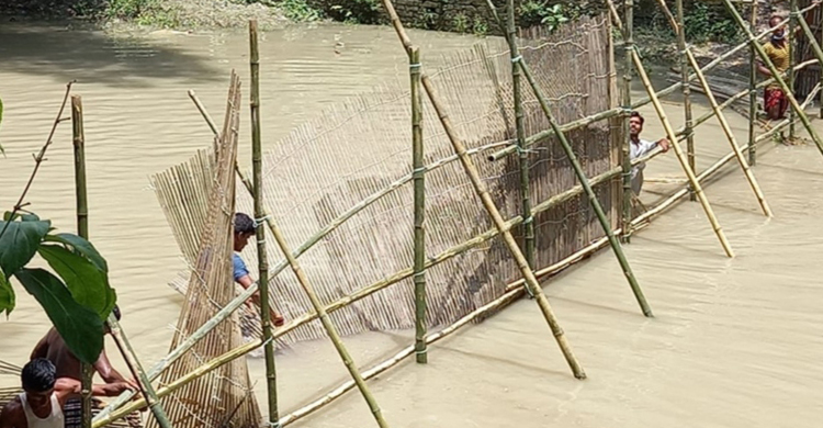 ফরিদপুরে ভূবেনশ্বর নদী থেকে অবৈধ ১১ বাঁধ অপসারণ