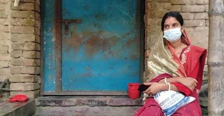 ফরিদপুরে স্ত্রীর মর্যাদার দাবিতে গৃহবধূর অনশন