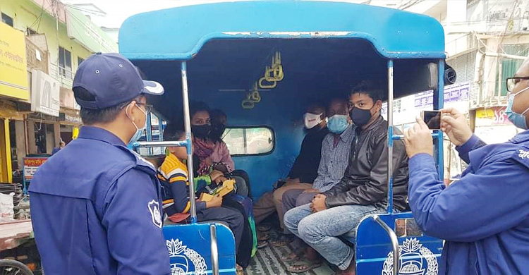 টিকা না নেওয়াদের গাড়িতে কেন্দ্রে নিয়ে গেলো পুলিশ