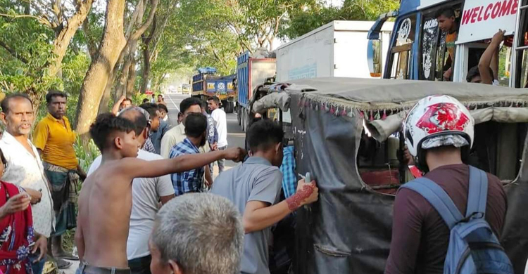 বাসের ধাক্কায় মায়ের সামনে শিশু নিহত