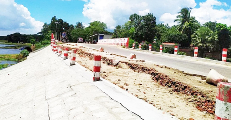 সংস্কারের দুই মাস পর সড়কে ফের ধস