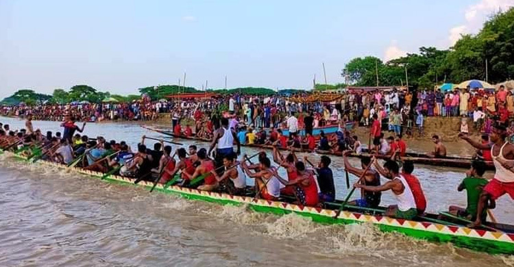 মধুমতী নদীতে নৌকাবাইচ দেখতে মানুষের ভিড়