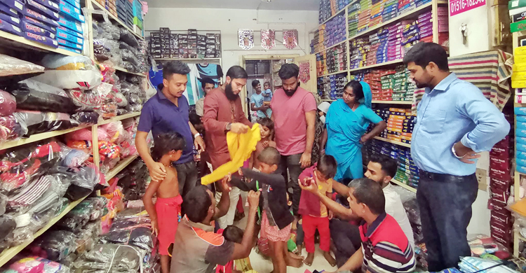 বিশ্বকাপের পতাকা-জার্সির টাকায় শতাধিক পথশিশুকে শীতবস্ত্র উপহার