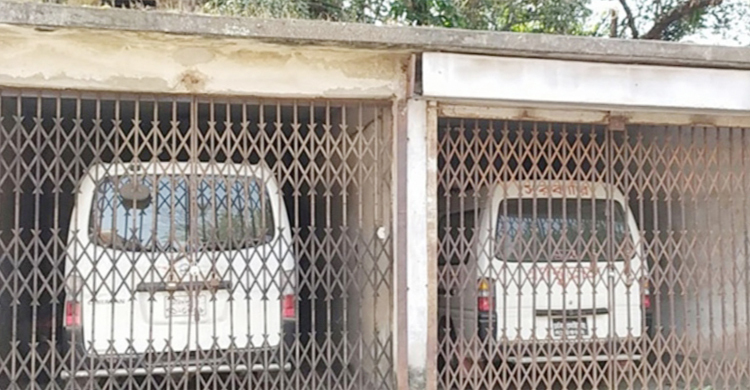 তেল বরাদ্দ নেই, দেড় মাস বন্ধ হাসপাতালের অ্যাম্বুলেন্স