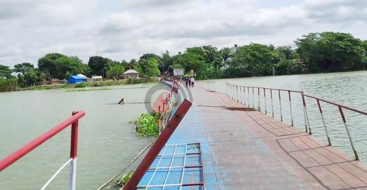ঘূর্ণিঝড়ে তছনছ ফরিদপুরের ভাসমান সেতু, চলাচল বন্ধ