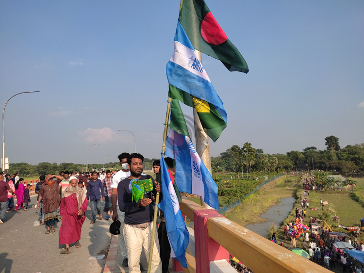 ফরিদপুরে চলছে পতাকা বিক্রির হিড়িক