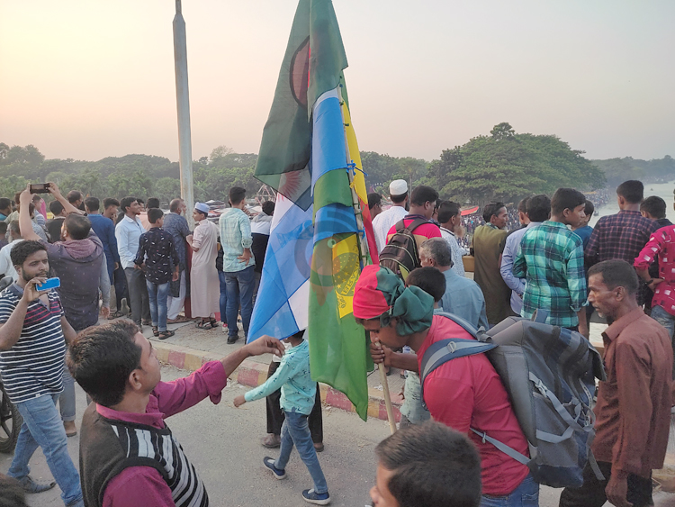 ফরিদপুরে চলছে পতাকা বিক্রির হিড়িক