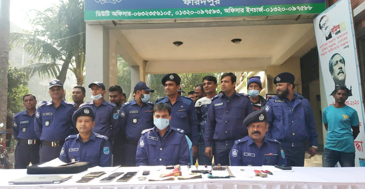 ফরিদপুরে ১০ ডাকাত গ্রেফতার, অস্ত্রসহ মালামাল উদ্ধার