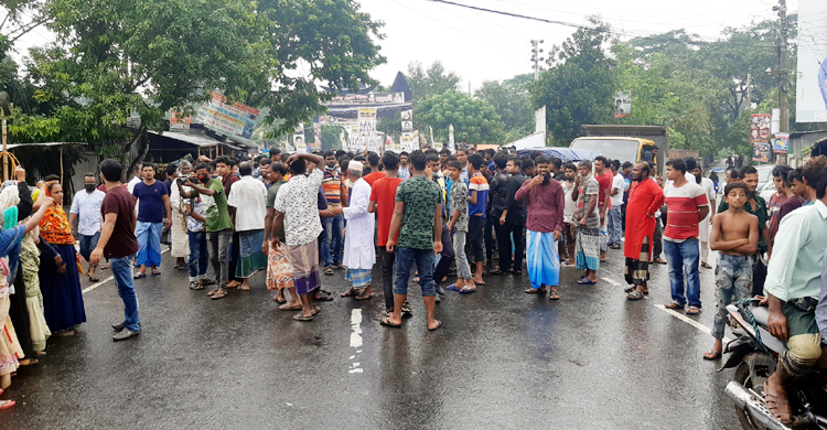 বাবার সামনে দুই ছেলেকে কুপিয়ে হত্যা, বিচারের দাবিতে বিক্ষোভ