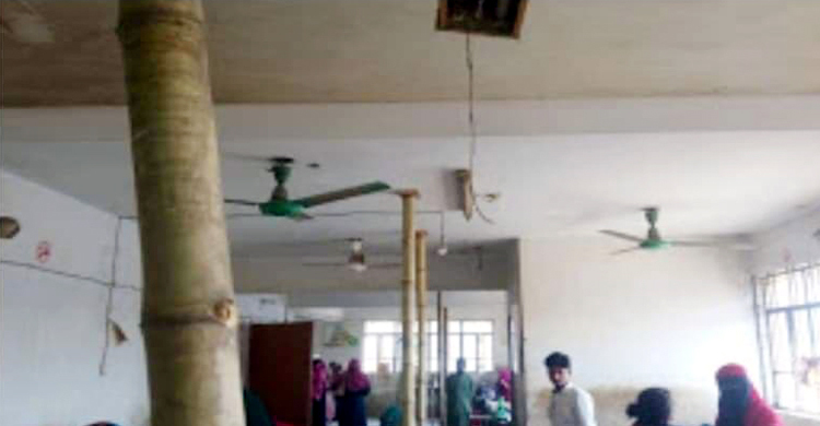 স্বাস্থ্য কমপ্লেক্সে বাঁশের খুঁটি দিয়ে ছাদ রক্ষা