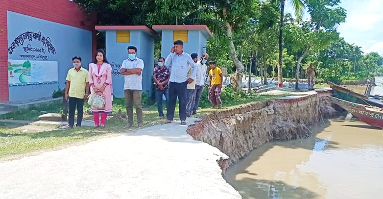 মাঠে-শ্রেণিকক্ষে বন্যার পানি, শিক্ষাপ্রতিষ্ঠান খোলা নিয়ে সংশয়