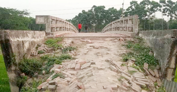 সংযোগ সড়কের এ কী হাল!