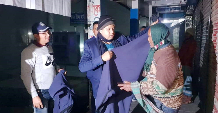 রাতে ছিন্নমূলদের খুঁজে খুঁজে কম্বল দিলেন পুলিশ সুপার
