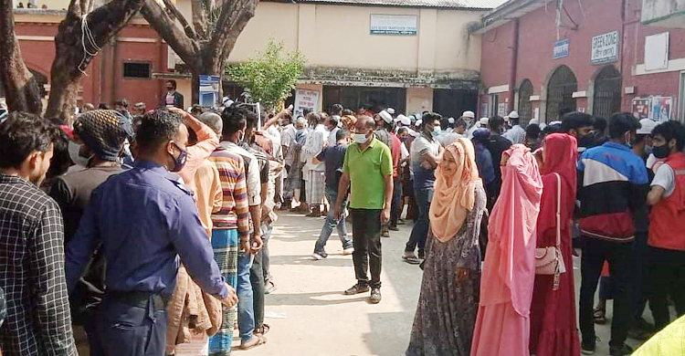 টিকা না নেওয়াদের গাড়িতে কেন্দ্রে নিয়ে গেলো পুলিশ