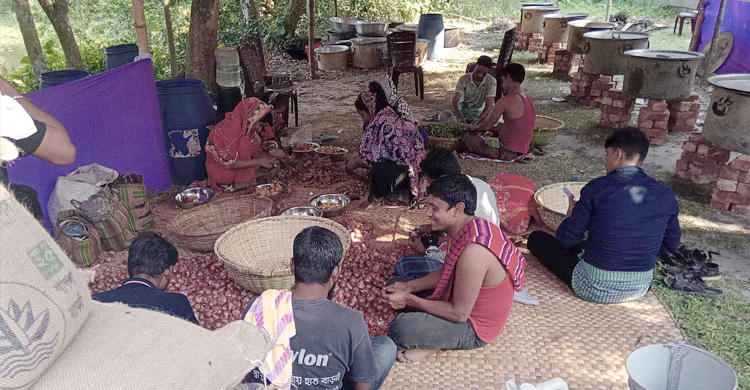 মাঠেই রান্না-খাওয়া, মাঠেই ঘুম