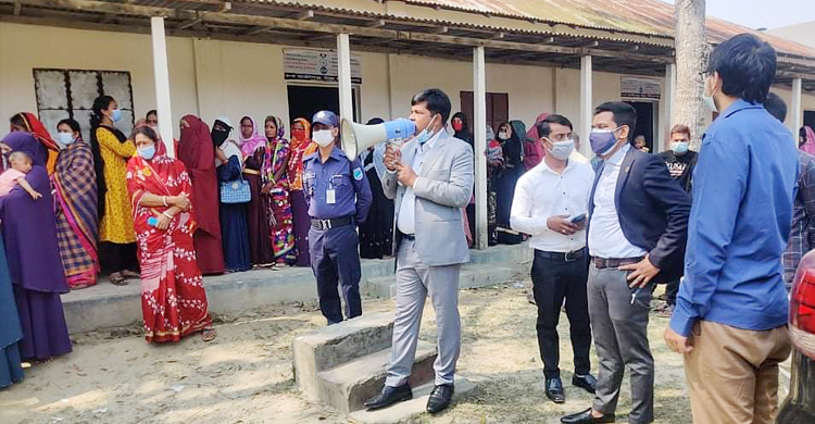 টিকা না নেওয়াদের গাড়িতে কেন্দ্রে নিয়ে গেলো পুলিশ