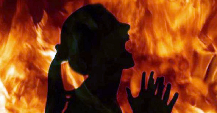 যৌতুক না পেয়ে কেরোসিন ঢেলে স্ত্রীকে হত্যাচেষ্টার অভিযোগ