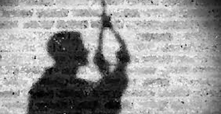 প্রবাসী স্ত্রীকে ভিডিও কলে রেখে গলায় ফাঁস দিলেন স্বামী