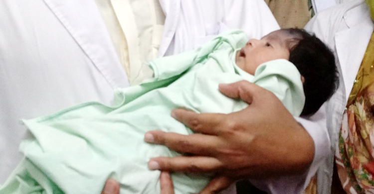 অবশেষে শিশু নিবাসে ঠাঁই হলো সড়কে জন্ম নেওয়া নবজাতক ফাতেমার