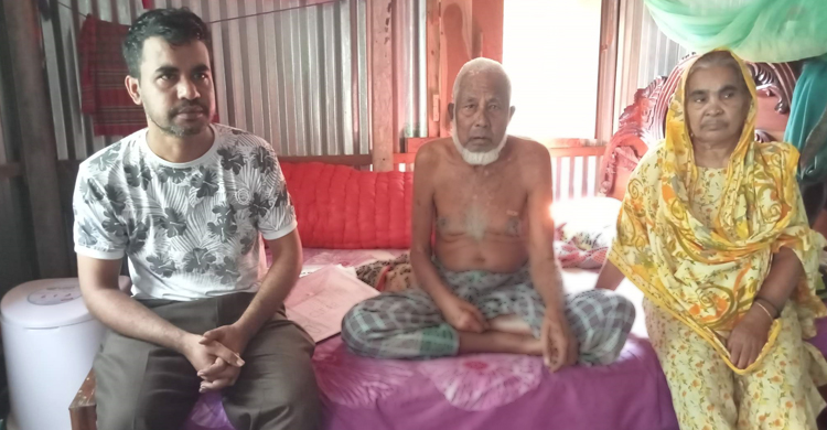 সম্পত্তি লিখে দিয়ে বিপাকে, বৃদ্ধ মা-বাবার পাশে নেই সন্তানরা