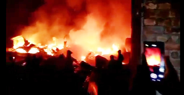 ফতুল্লায় বস্তিতে আগুন, রিকশা গ্যারেজসহ অর্ধশতাধিক ঘর পুড়ে ছাই