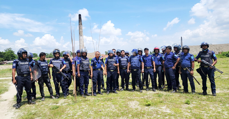 ফতুল্লায় দুই পক্ষের সংঘর্ষ, পুলিশের ফাঁকাগুলি
