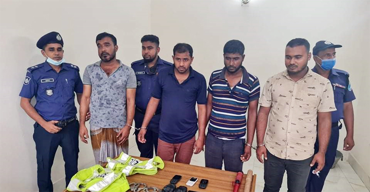 পুলিশ পরিচয়ে ডাকাতি করতেন তারা