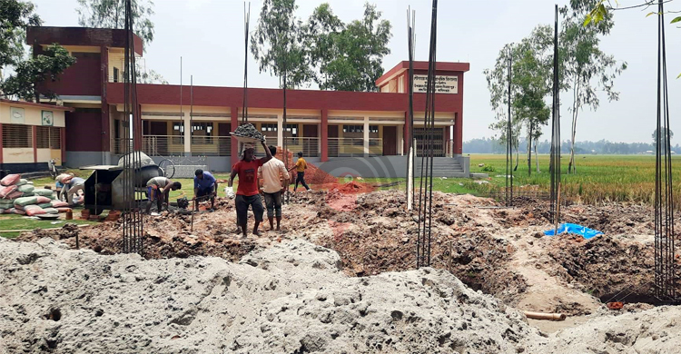 প্রাথমিক বিদ্যালয়ের মাঠে প্রধান শিক্ষকের বাড়ি নির্মাণ