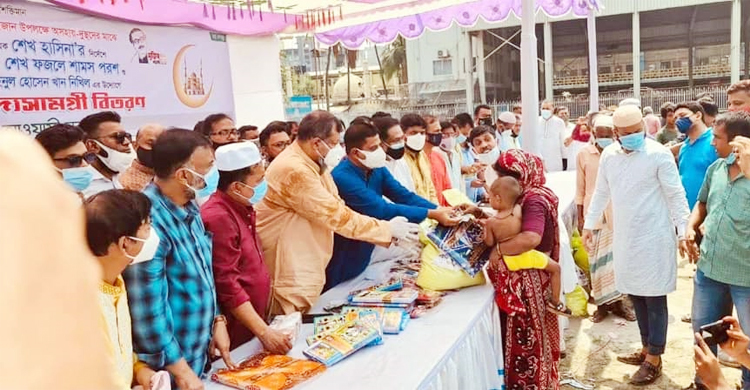 গুলিস্তানে ৫০০ পরিবারকে ঈদ উপহার দিল যুবলীগ