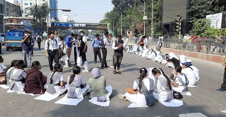 আন্দোলনে ‘ইন্ধন’ আছে কি না জানতে বাবাসহ ছাত্রী থানায়