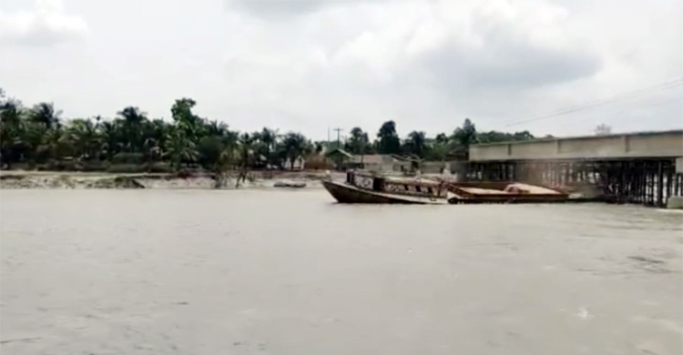 নির্মাণাধীন সেতুতে বাল্কহেডের ধাক্কা, ভেঙে গেলো পিলার