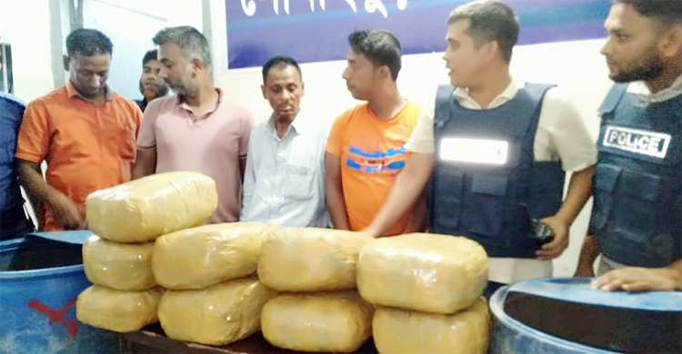 নোয়াখালীতে ১৮ কেজি গাঁজাসহ তিন মাদক কারবারি আটক