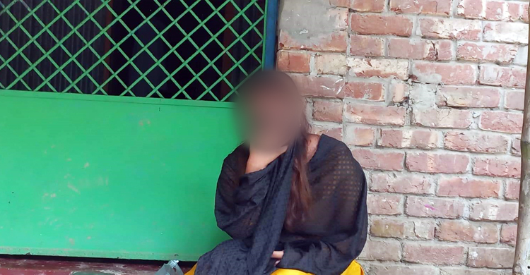 বিয়ের দাবিতে প্রেমিকের বাড়িতে তরুণীর অনশন