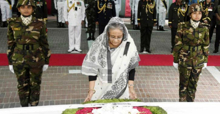 টুঙ্গিপাড়ায় বঙ্গবন্ধুর সমাধিতে প্রধানমন্ত্রীর শ্রদ্ধা