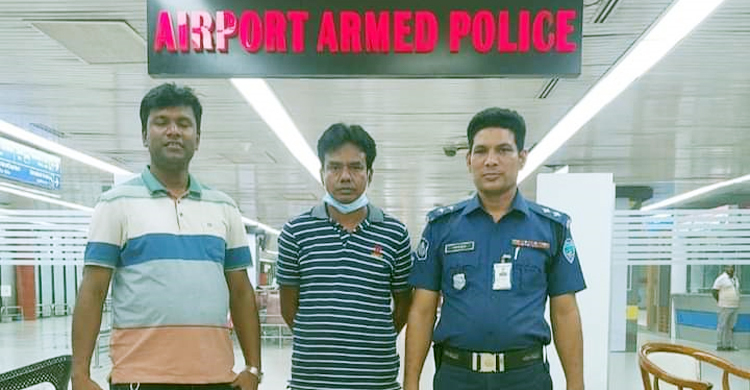 বিদেশে পালানোর সময় ডাকাত সর্দার গ্রেফতার