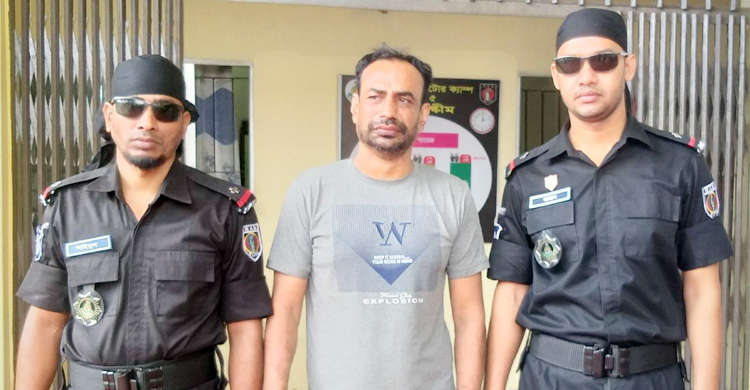 ছাত্রীকে নিয়ে পালানো প্রধান শিক্ষক গ্রেফতার