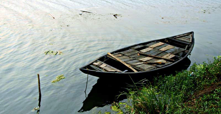 ট্রলারের ধাক্কায় পুলিশের নৌকাডুবি, হারিয়েছে ২ আগ্নেয়াস্ত্র