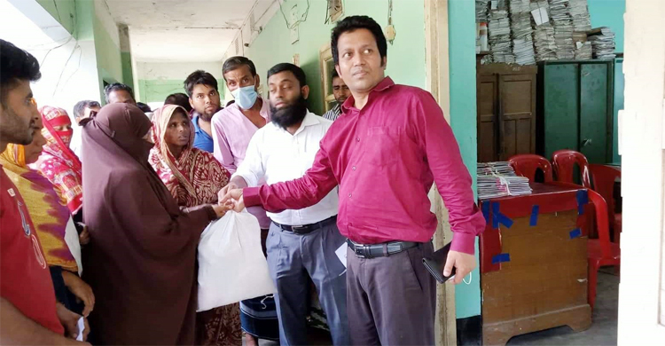 ৯৯৯ নম্বরে ফোন দিয়ে খাদ্য সহায়তা পেল ৫০ অসহায় পরিবার