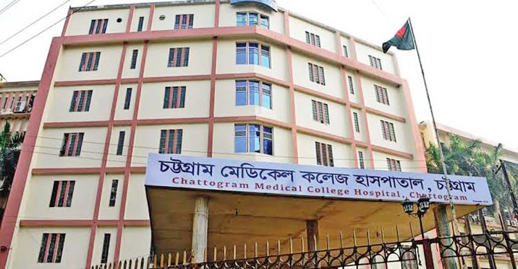 চট্টগ্রামে বাসচাপায় পোশাককর্মী নিহত