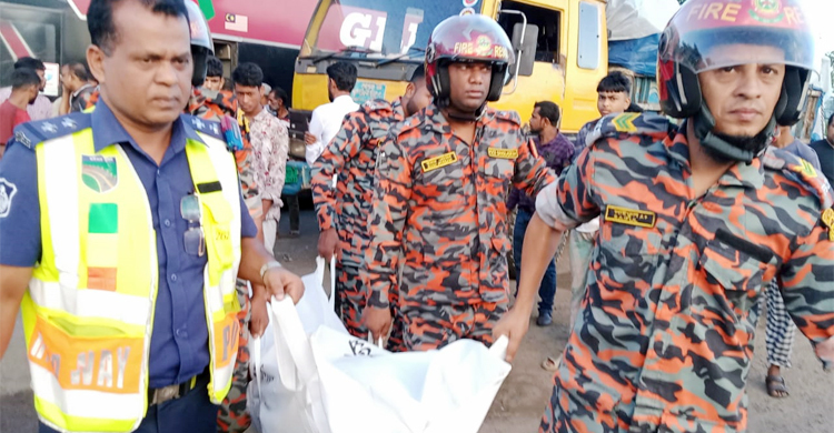ট্রাকের পেছনে গ্রিনলাইনের ধাক্কা, বাসচালক নিহত